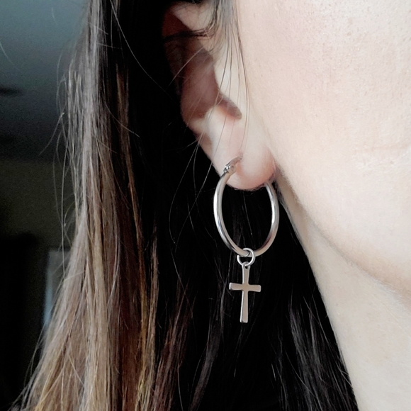 NWOT 25mm Silver Cross Huggie Earrings - Picture 15 of 16